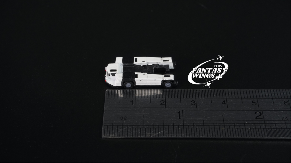 Fantasywings+ 1/400 Push Back Truck AST-1 + AST-1 6x6 ( 2-cars Set )